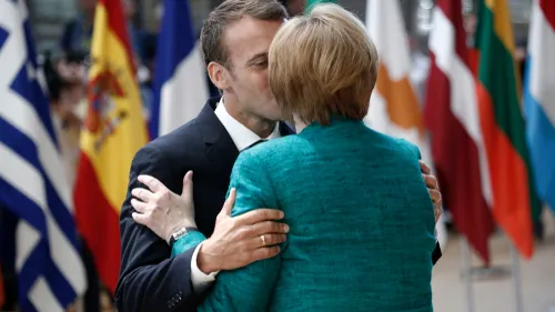 Merkel_Macron_Kuss_klein